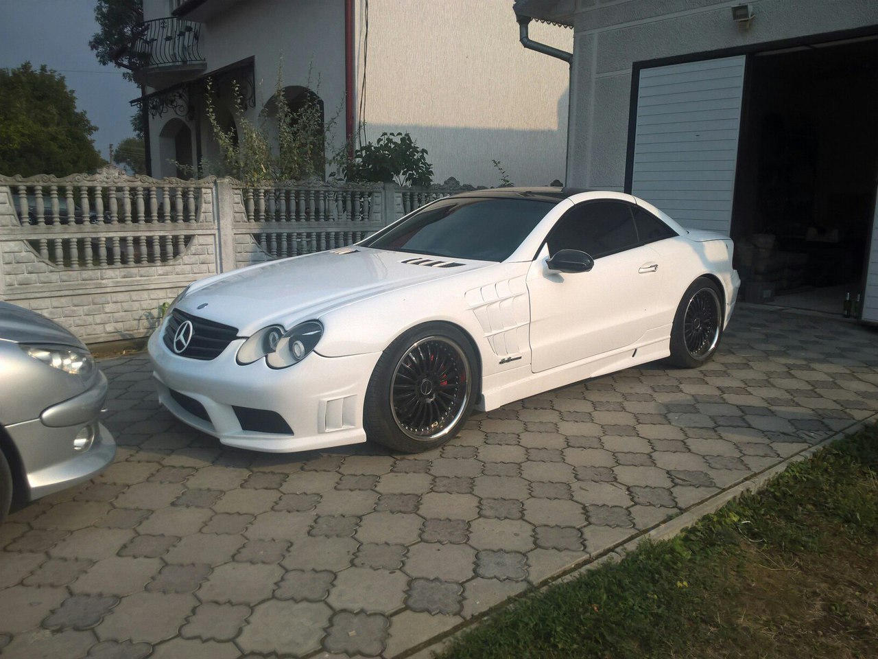 Мощный, быстрый и очень громкий Mercedes Sl-500